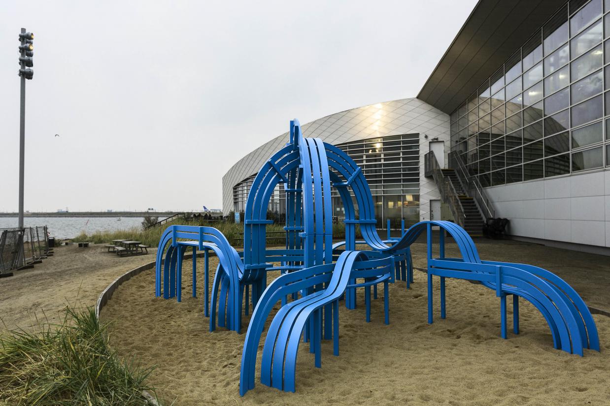 Jeppe Hein: Blue Modified Social Bench, 2013. Den Blå Planet