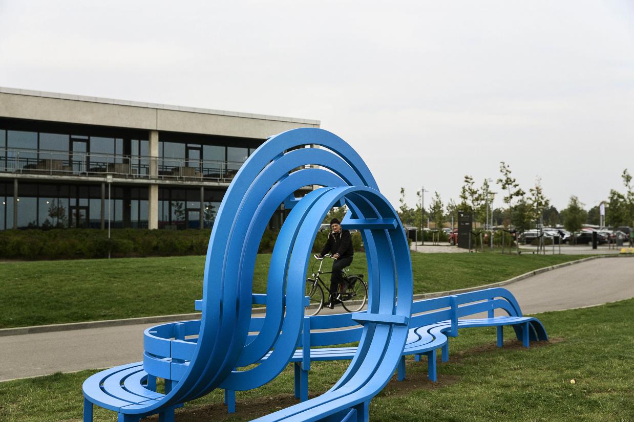 Jeppe Hein: Blue Modified Social Bench, 2013. Den Blå Planet