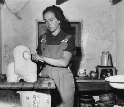 Sonja Ferlov Mancoba arbejder med skulpturen Den lille nænsomme, Gudhjem, 1951