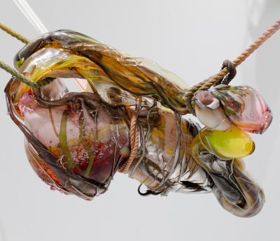 Maria Koshenkova, THE CARETAKERS I, 2024. Glas, sølvamalgam, håndfarvet naturreb – Museum Sydøstdanmark