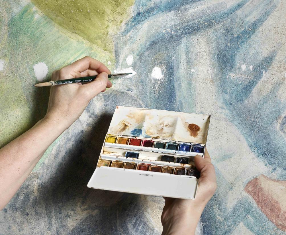 The pretreated surfaces are retouched with water color. 