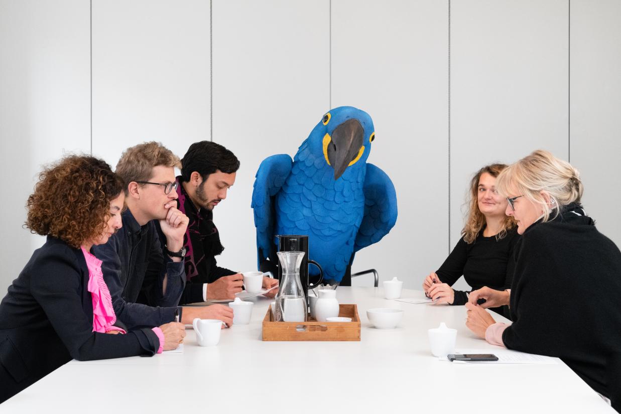 Randi og Katrine Macaw
