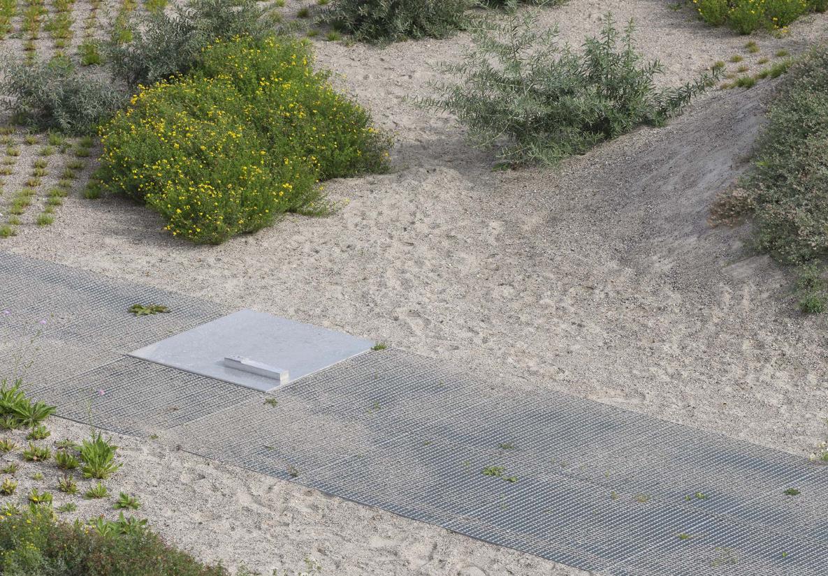 Lea Porsagers stedsspecifikke kunstværk KLIT med form som et anlagt kystlandskab en strandbiotop