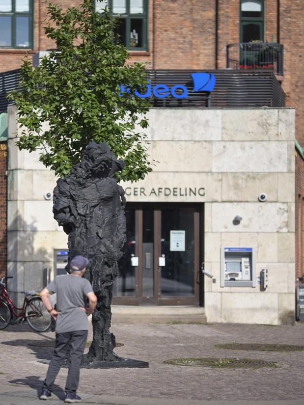 Bronzeskulptur af Christian Lemmerz opstillet på Amagerbrogade.