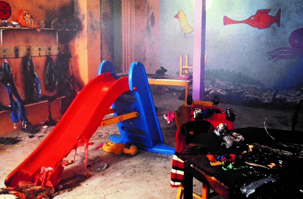 BURN OUT. Brændt Børnehave, 1994. Galleri Nicolai Wallner, Installation View. Foto: Mads Gamdrup