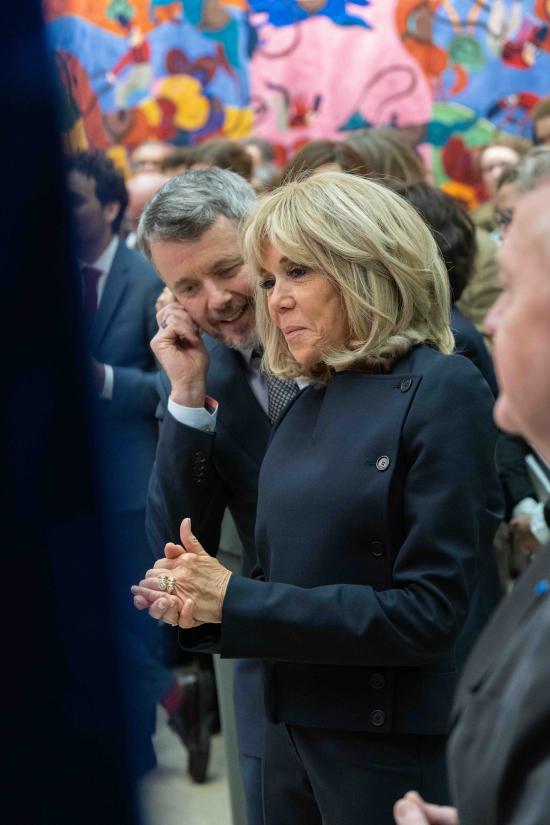 Kong Frederik og Fru Brigitte Macron ser gobelin