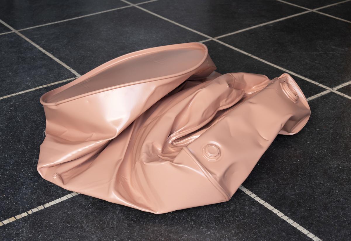 Nanna Abell, surface (beige red), 2023. Lakeret olietønde – ARKEN Museum for Moderne Kunst