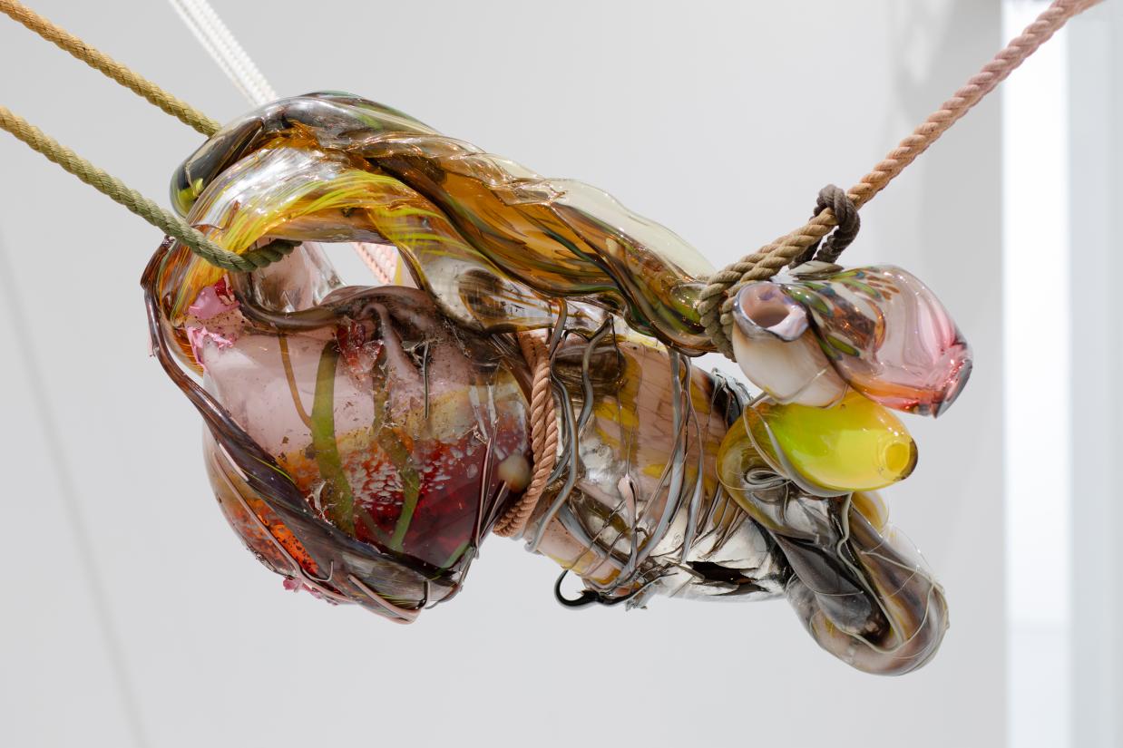 Maria Koshenkova, THE CARETAKERS I, 2024. Glas, sølvamalgam, håndfarvet naturreb – Museum Sydøstdanmark