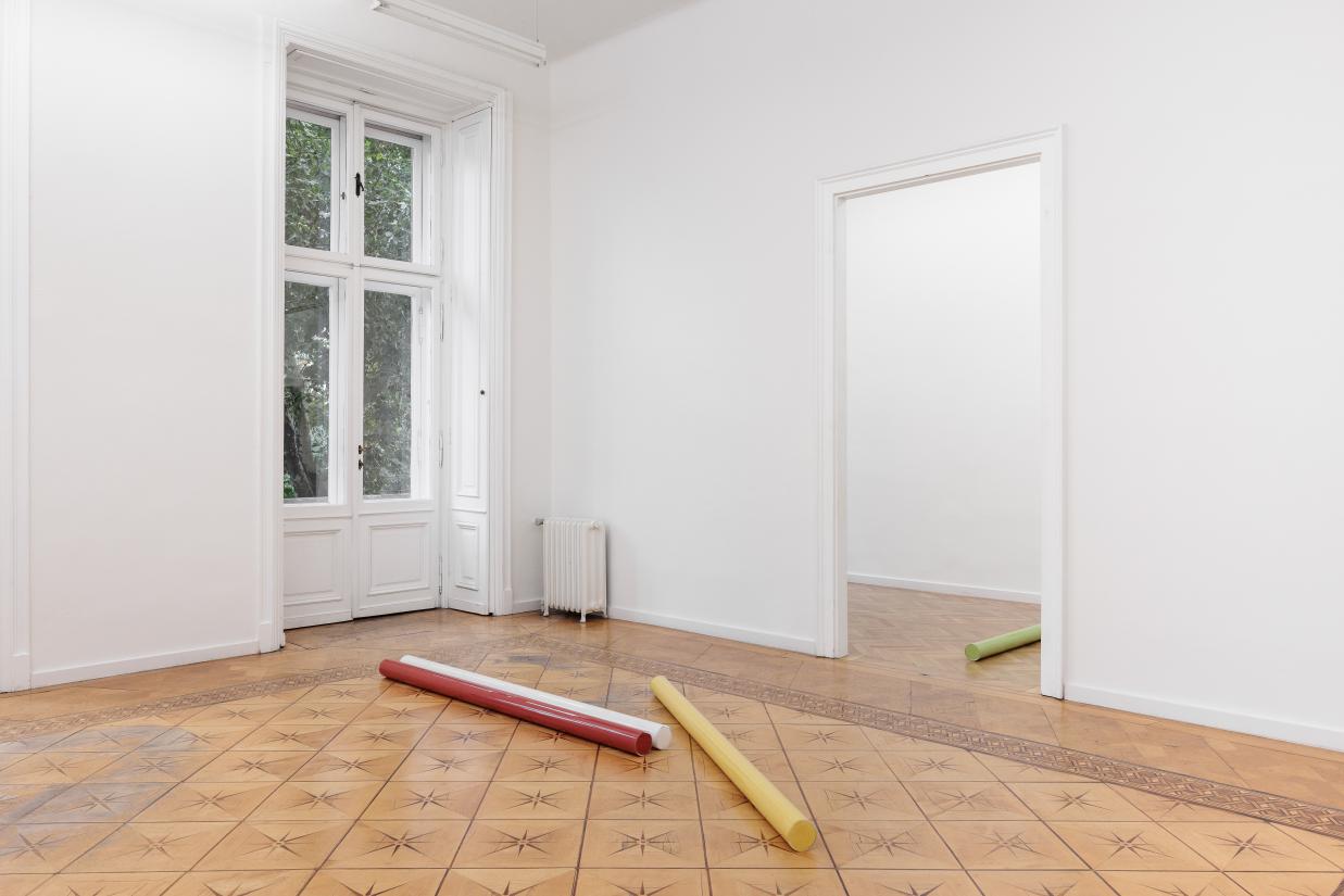 Gianna Surangkanjanajai, Untitled, 2024. Fire akrylcylindre og maling – Kunstmuseet Tønder