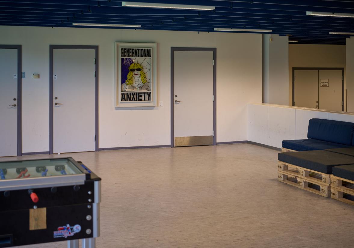Herlev Gymnasium, ophæng af Esben Weile Kjærs Generational Anxiety. Foto: Anders Sune Berg